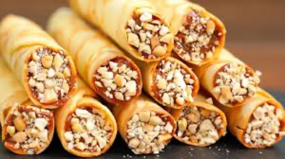 Вафельна трубочка зі згущеним молоком