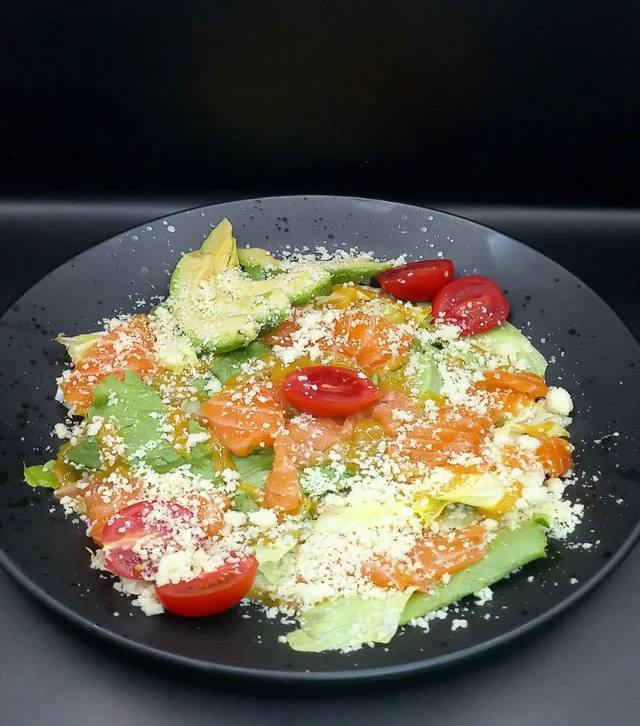 Салат З Слабосоленим лососем та авокадо 270 г