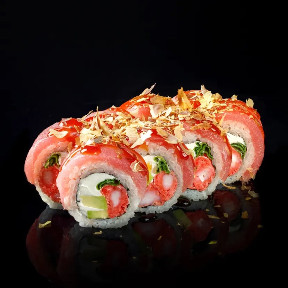 Tuna roll with tempura prawn