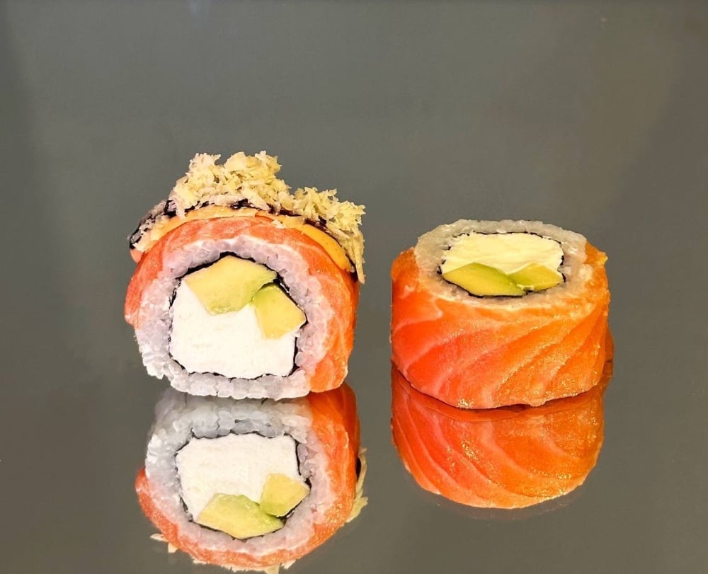 Рол філадельфія з авокадо та пармезаном (спайсі) 400 грам