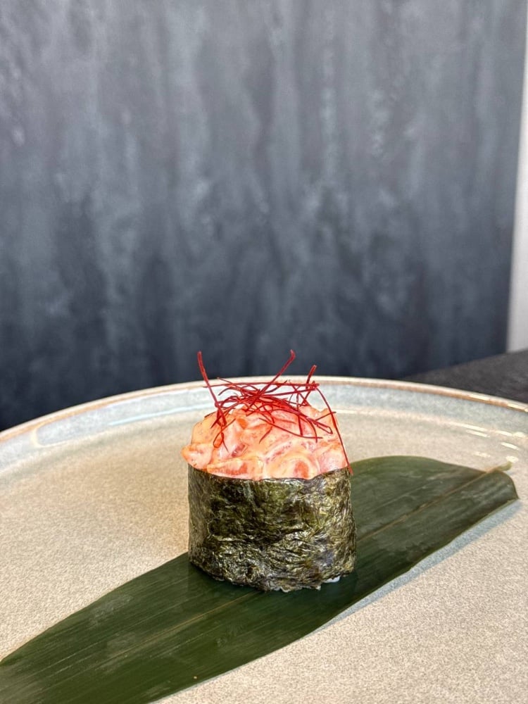 Гункан з лососем (45г)