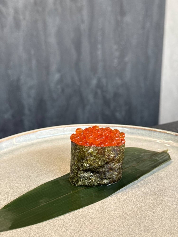 Гункан з червоною ікрою (35г)