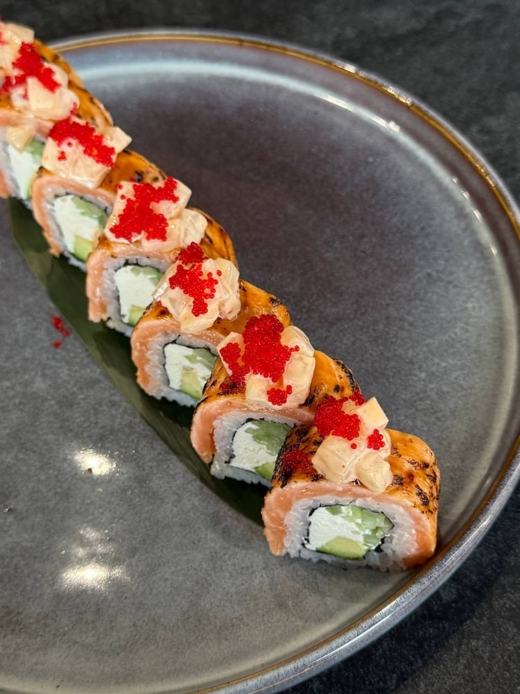 Рол з обсмаженим лососем та тартаром із гребінця (340г)