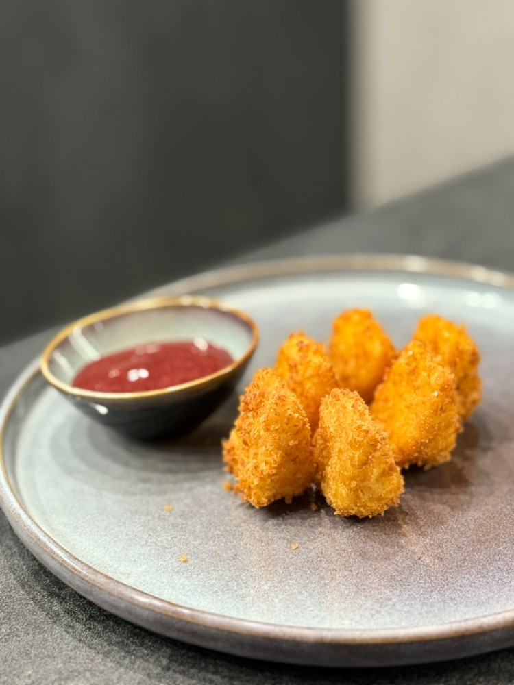 Сир камамбер з ягідним соусом (125г)