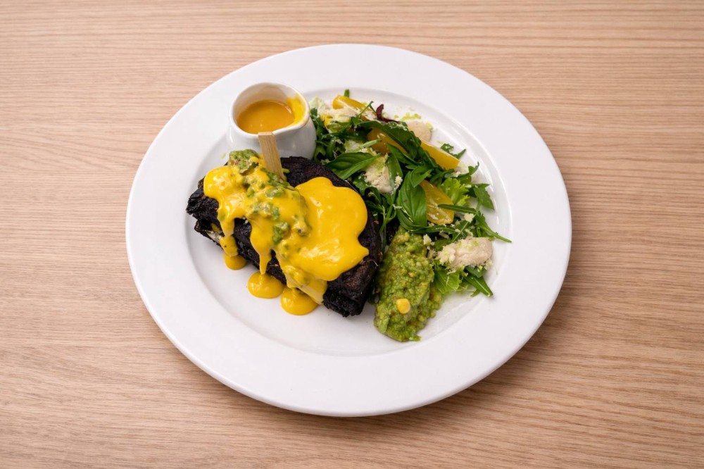 Мелт бріошний з гуакамоле та креветками в сирному соусі