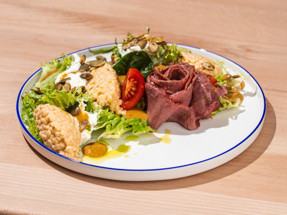 Поке-боул із птітім, ростбіфом, сиром страчателла та сирним соусом