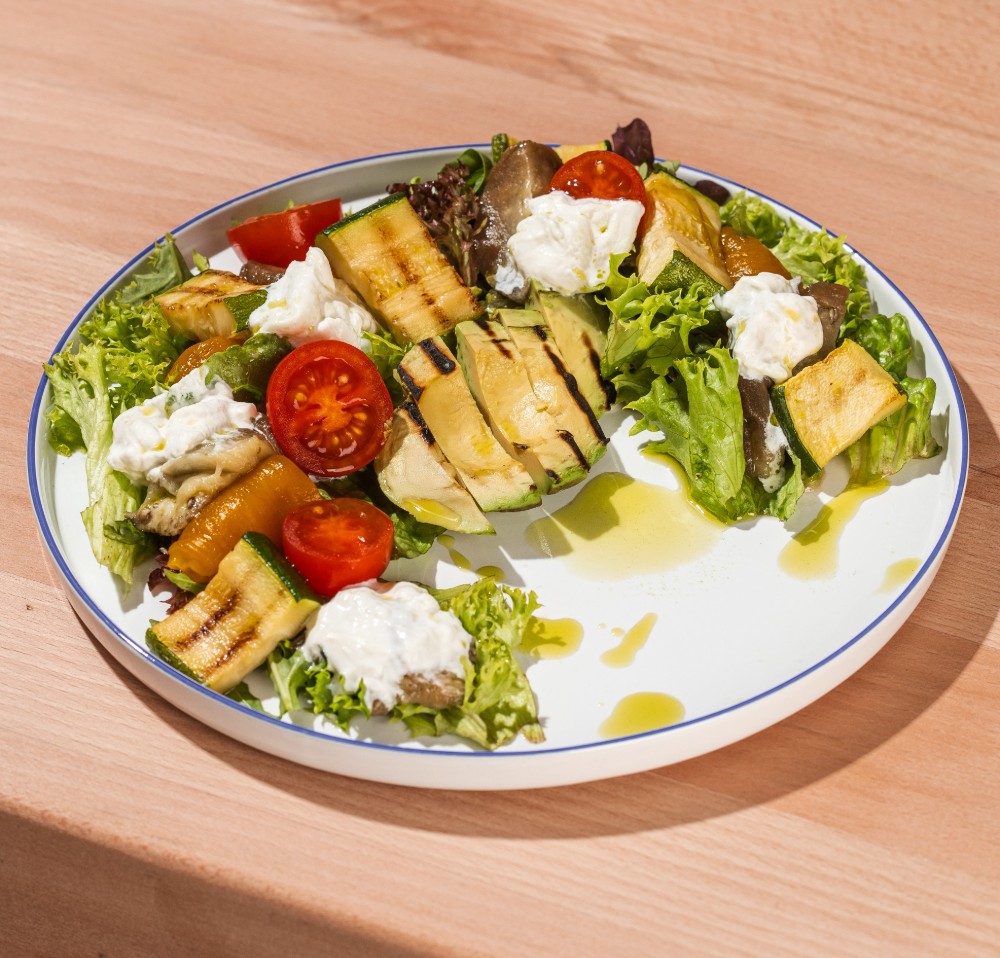 Салат із печеними овочами, страчателлою та авокадо гриль