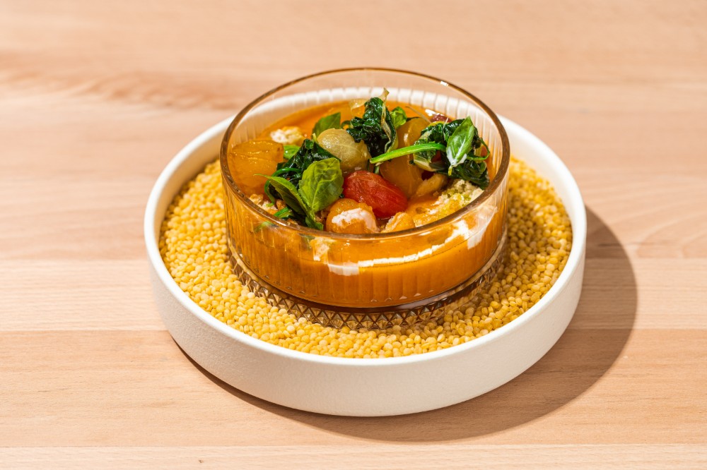 Іспанський томатний суп із хрустким часниковим багетом