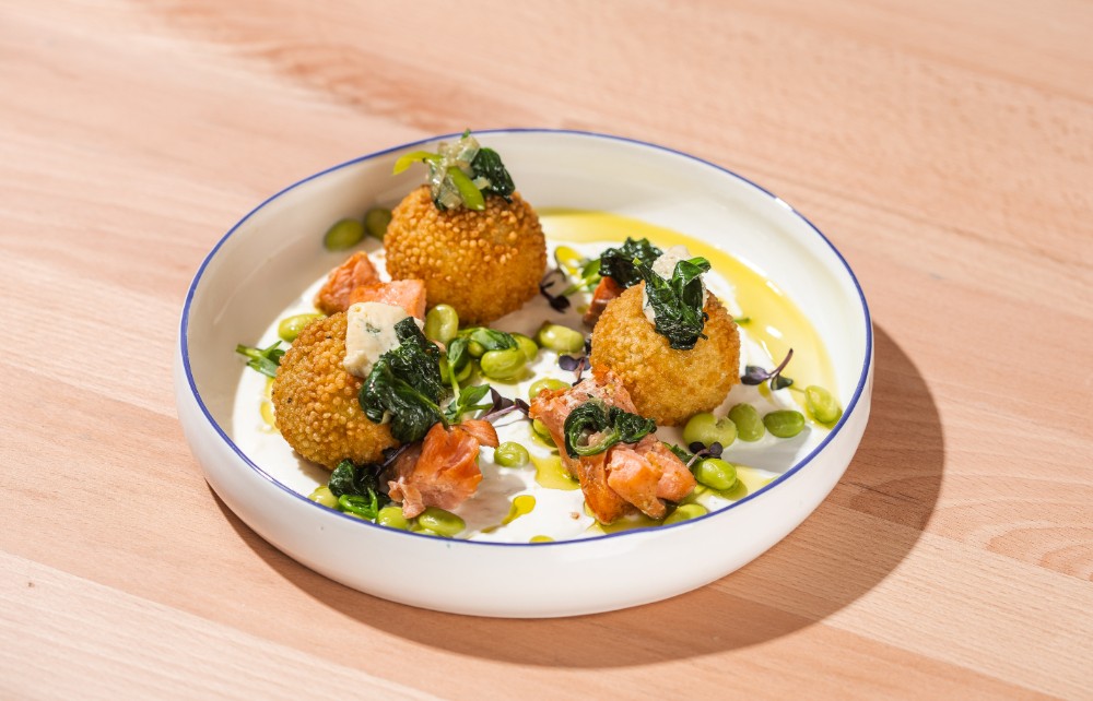 Сирники шпинатні з лососем, соусом blue cheese та шпинатом