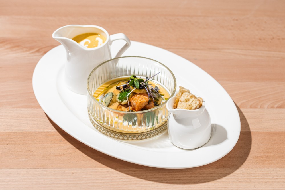 Кукурудзяний крем-суп з антлантичним лососем та цукіні