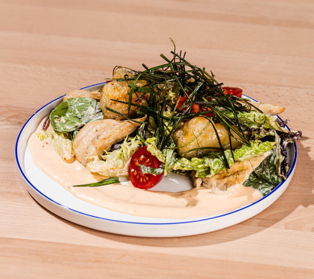 Салат з хрусткими баклажанами темпура та курчам гриль