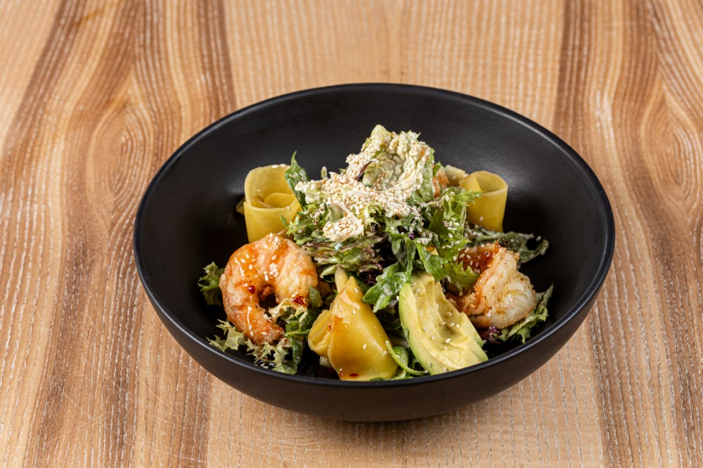 Салат тайський з хрусткою креветкою, манго та авокадо