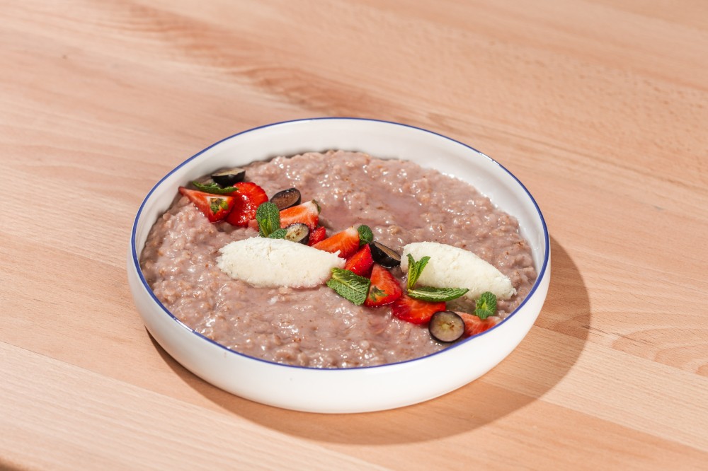 Вівсянка малинова з кокосовим мусом та фруктами