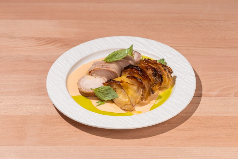 Індичка в панчеті з картоплею фрай та соусом чедер