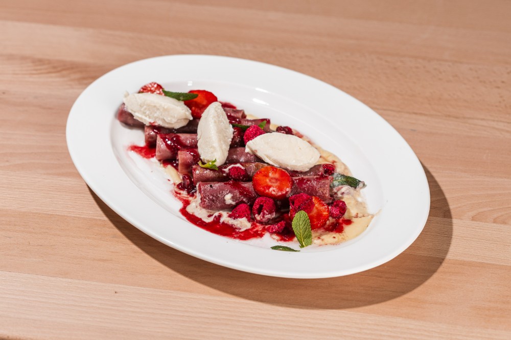 Млинці з крем брюле, вишнею та кокосовим ганашем з ягодами