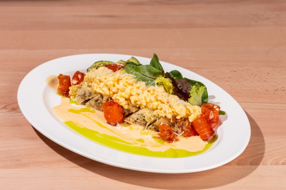 Скрембл з лососем, авокадо та хрустики тостами