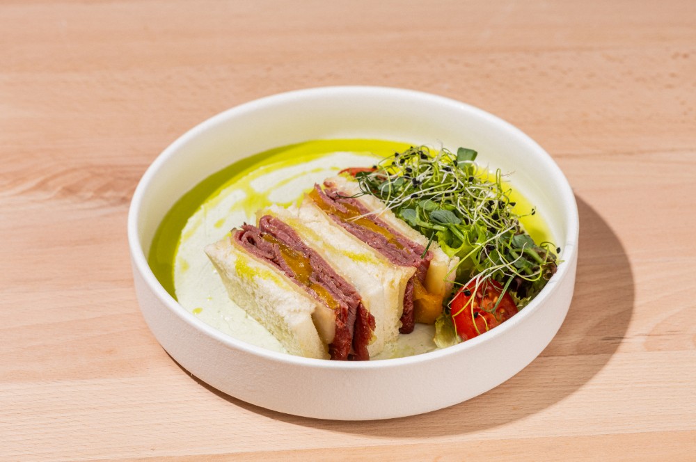 Сендвіч із ростбіфом, печеним перцем та авокадовою панакотою