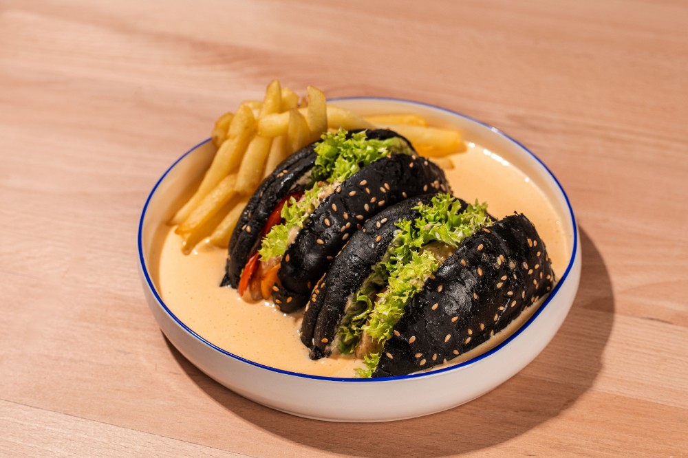 Бургер із курячими стейками та овочами гриль 