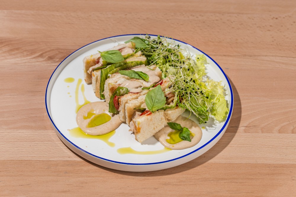 Сендвіч із беконом та індичкою гриль