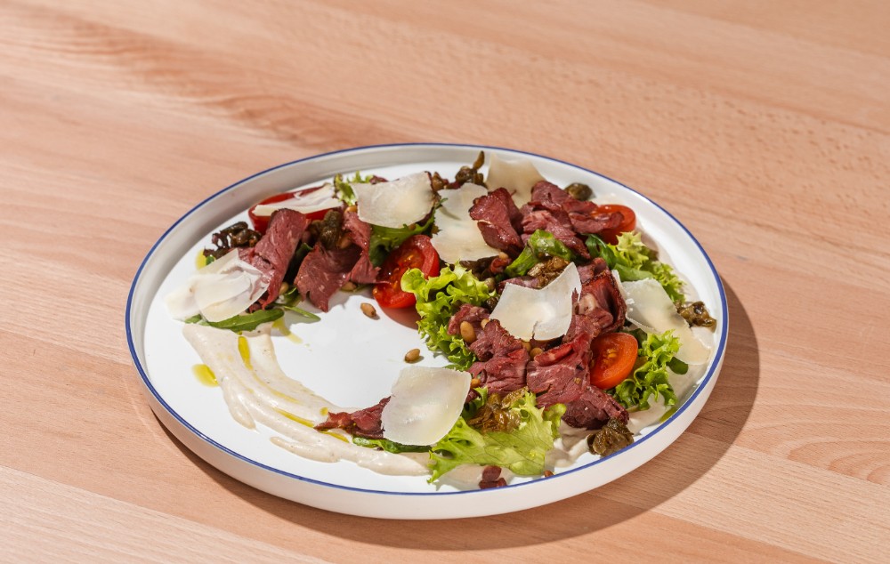 Вітелло-тонато із пармезаном та хрусткими каперсами