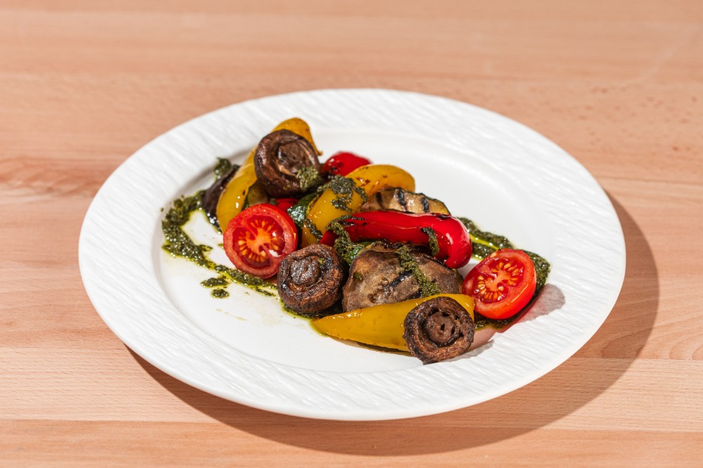 Овочі гриль з соусом песто