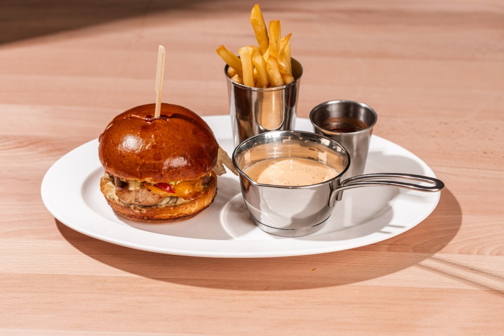 Бургер фірмовий з котлетою та соусом BBQ