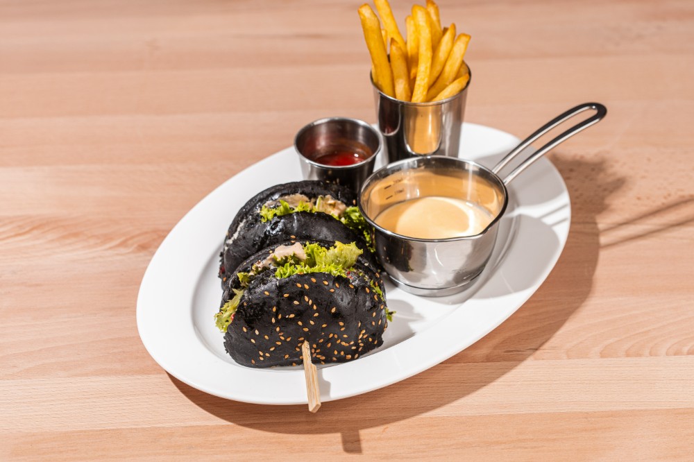 Бургер із вугільною моцарелою та ростбіформ