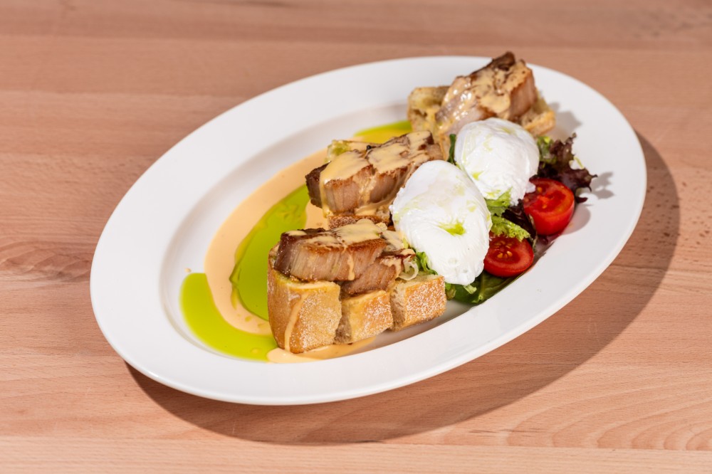 Чіабата з яйцем пашот зі стейком панчети та соусом чедер