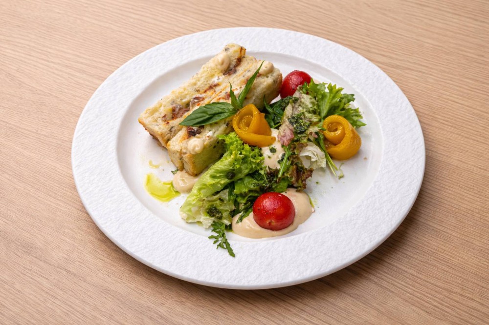 Хрусткий мелт запечений в пармезані з томленити телячими щічками, печеним перцем та чері