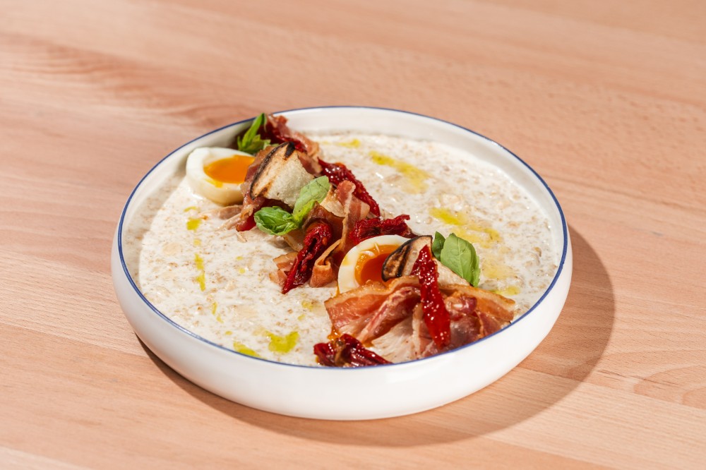 Вівсянка з беконом, грибами та пармезаном