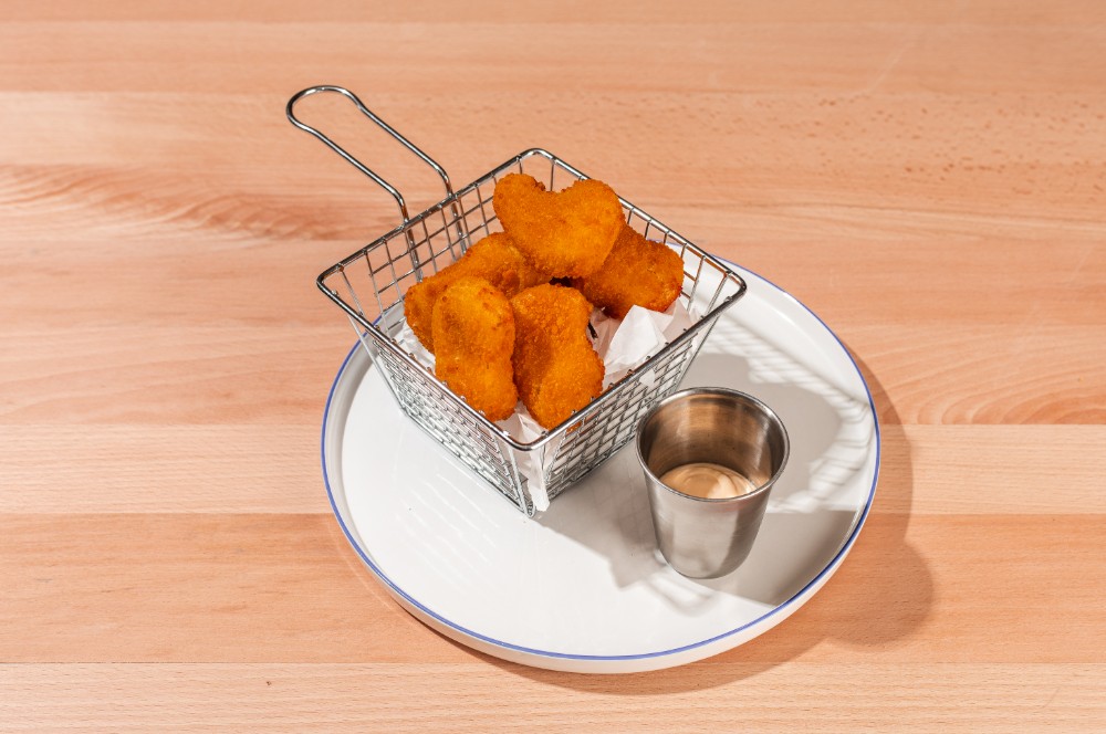 Курячі нагетси з сирним соусом