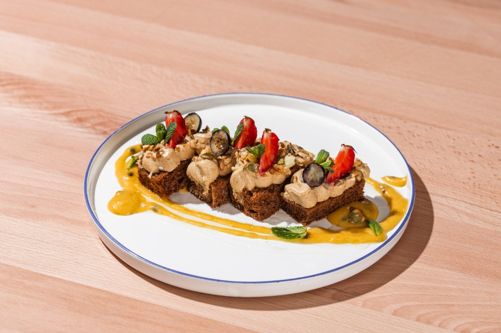 Брускети з печінковим мусом, соус-гелем манго-маракуя