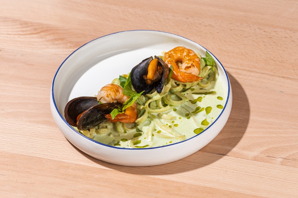 Паста фетучіні з морепродуктами та соусом із блакитного сиру