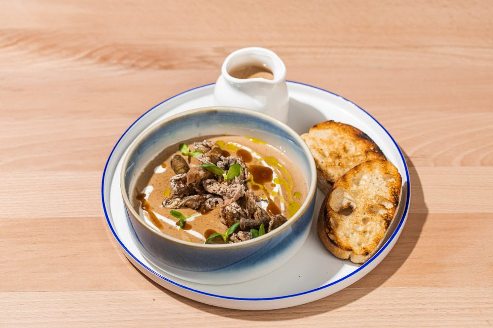 Грибний крем-суп із білих грибів, хрусткими гливами