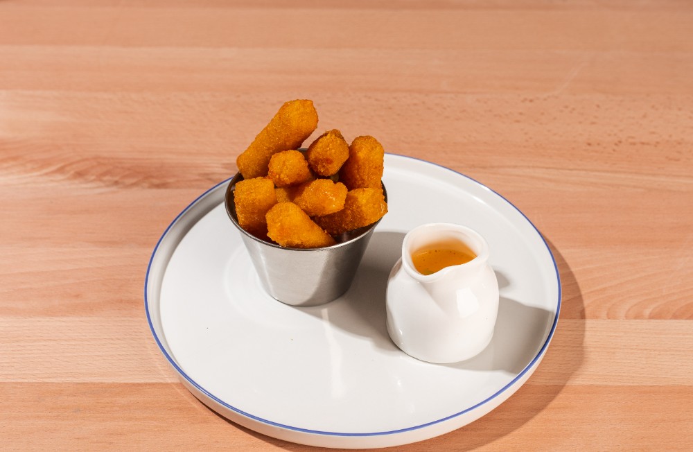 Сирні палички з сирним соусом