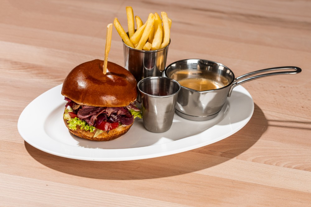Бургер з ростбіфом, панчетою та мусом із бракитного сиру