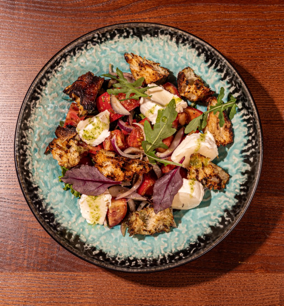 Салат з томатами та моцарелою