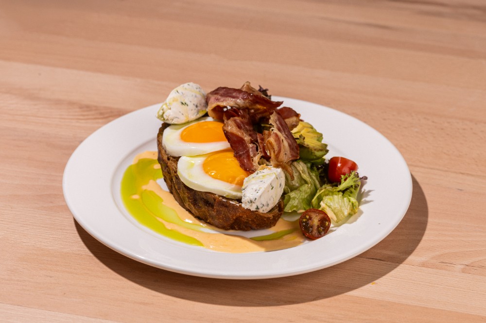 Авокадо-гриль з глазуньєю на хрусткій пармезанововій грінці з сиром