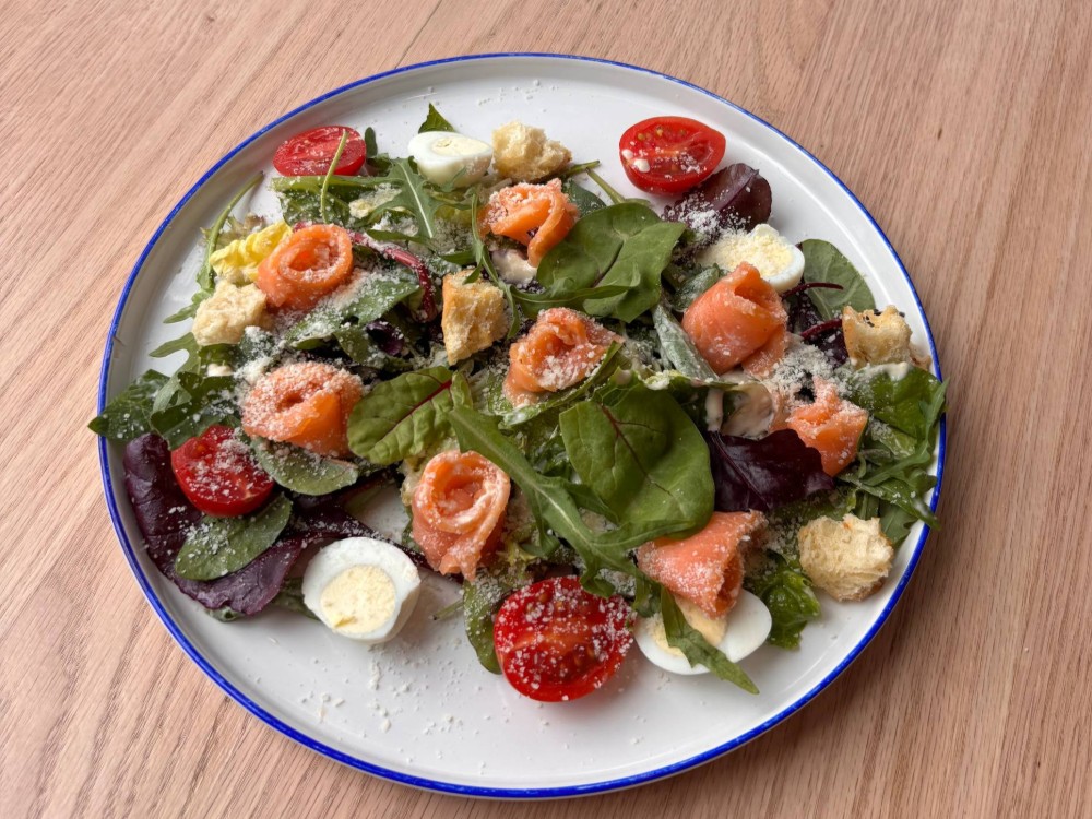 Салат Цезар з копченим лососем