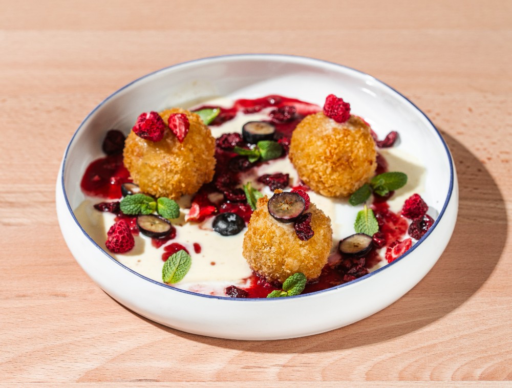 Сирники з сублімованими фруктами в панко, з вершково-ванільним кремом