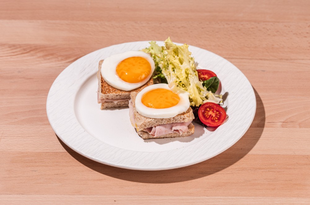 Мелт із прошуто кото та глазуньєю