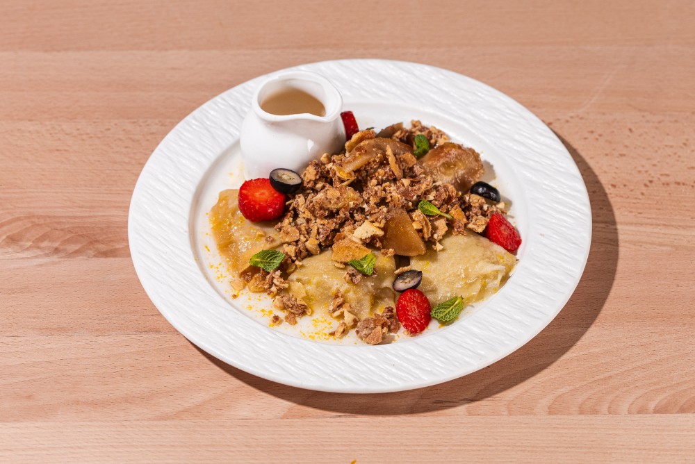 Італійські млинці з карамелізованою грушею та фруктами