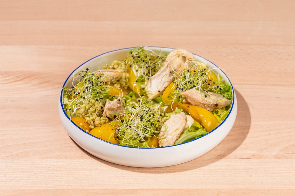 Жовтий фітнес-боул із булгуром та курячими стейками