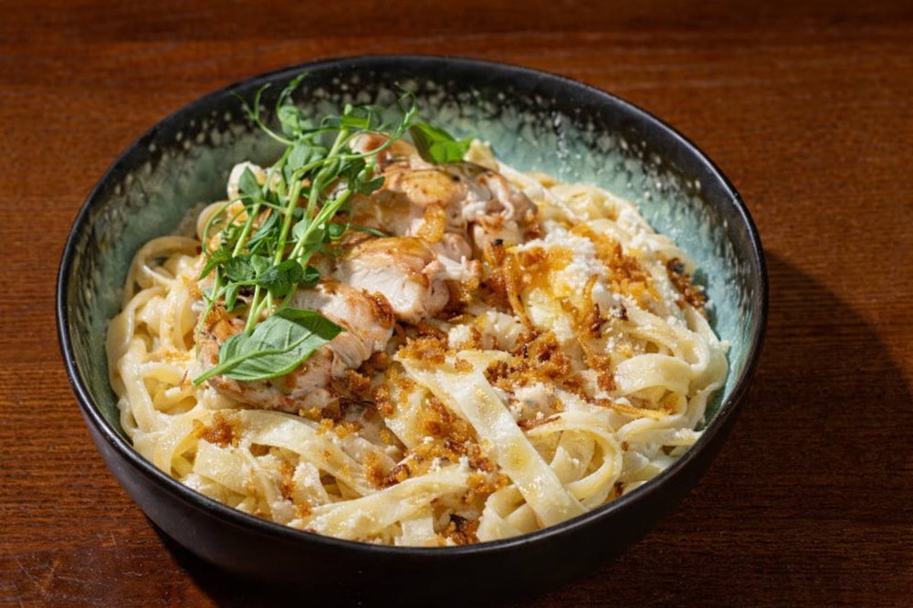 Паста сирна з куркою та цибулевим кранчем