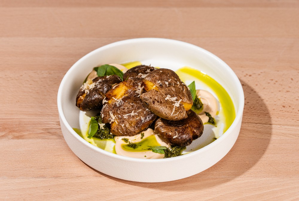 Хрустка картопля з соусом песто та пікантним майонезом