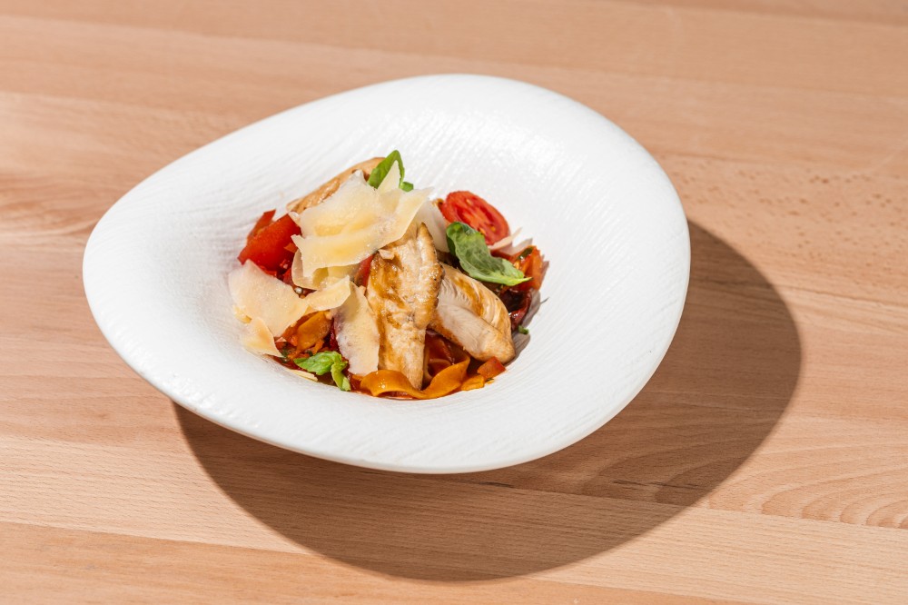 Паста з індичкою, томатами канкасе та сальсою по-сицілійськи