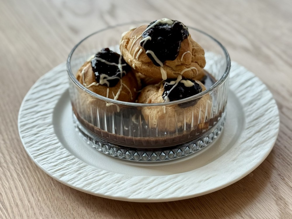 Профітролі в шоколадному ганаші зі смородиновим конфітюром