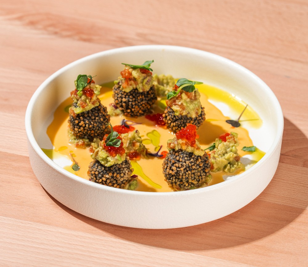 Лососеві кульки з гуакамоле та ікрою