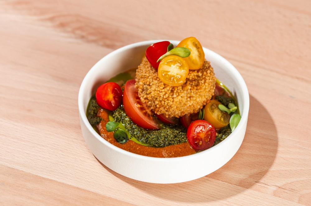 Сир Камамбер в чорній хрусткій паніровці з томатним песто