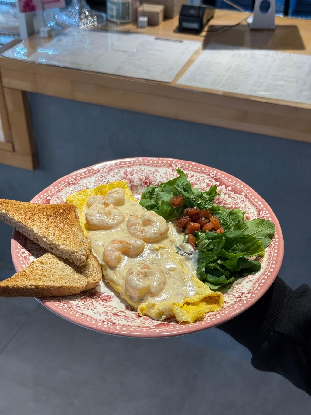 Omelette with shrimp in cream sauce 